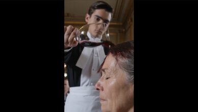 Il l’a traitée de “mendiante”, mais quand son fils est entré, le restaurant s’est figé.