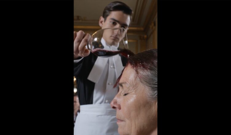 Il l’a traitée de “mendiante”, mais quand son fils est entré, le restaurant s’est figé.