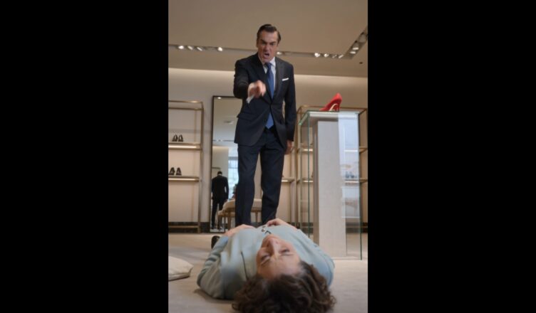Il a forcé une vieille femme à s’agenouiller dans sa boutique, sans savoir que son destin allait basculer.