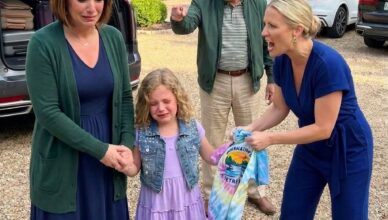 Lors de notre réunion de famille, ma sœur a arraché le T-shirt des mains de ma fille en disant qu’il était réservé aux « vraies familles avec un père et une mère ».