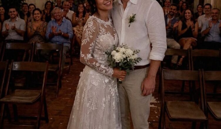 Le jour de notre mariage, toutes les places réservées à la famille de mon mari sont restées vides.