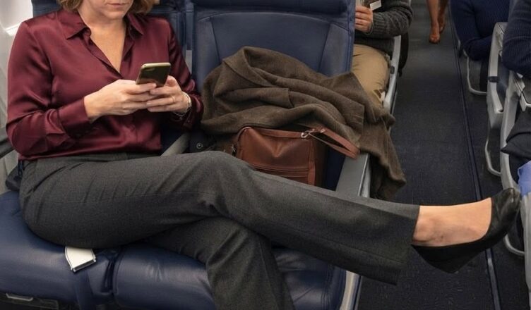 Une inconnue a refusé de rendre le siège d’avion que j’avais payé pour réserver à ma fille.