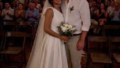 La famille de mon mari a boycotté notre mariage parce qu’il « épousait une femme en dessous de son rang ». Deux ans plus tard, ma belle-mère est revenue avec une demande totalement inattendue.