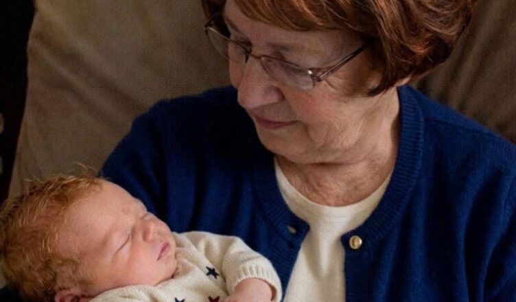 À 75 ans, je suis enfin devenue mère… puis une femme est venue chez moi