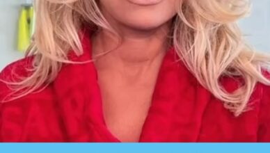 PAMELA ANDERSON SURPREND SES FANS EN FAISANT REVIVRE SON GLAMOUR LÉGENDAIRE DES ANNÉES 90.