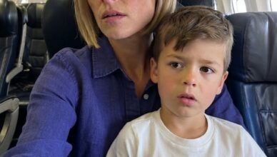Mon fils de sept ans et moi avions secrètement acheté des billets pour monter à bord du vol de mon mari pilote afin de lui faire une surprise. Mais lorsqu’il a fait une annonce dans les haut-parleurs, nos sourires ont disparu en quelques secondes.