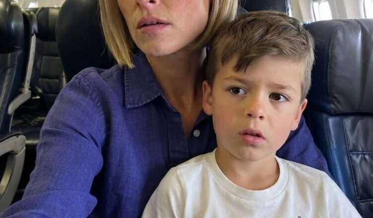 Mon fils de sept ans et moi avions secrètement acheté des billets pour monter à bord du vol de mon mari pilote afin de lui faire une surprise. Mais lorsqu’il a fait une annonce dans les haut-parleurs, nos sourires ont disparu en quelques secondes.
