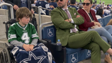 J’AI DÉPENSÉ MES DERNIÈRES ÉCONOMIES POUR OFFRIR À MON FILS DES PLACES ACCESSIBLES POUR UN MATCH DE FOOTBALL. MAIS UN INCONNU RICHE ET ARROGANT LES AVAIT PRISES ET REFUSAIT DE BOUGER. J’AI DÉPENSÉ MES DERNIÈRES ÉCONOMIES POUR OFFRIR À MON FILS DES PLACES ACCESSIBLES POUR UN MATCH DE FOOTBALL. MAIS UN INCONNU RICHE ET ARROGANT LES AVAIT PRISES ET REFUSAIT DE BOUGER.