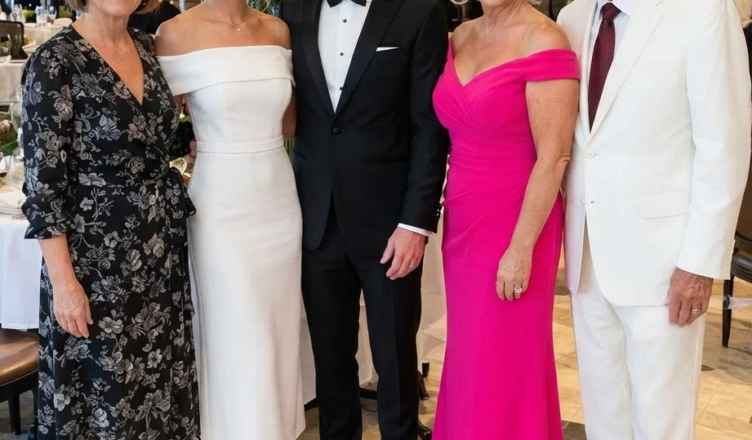 Ma mère est arrivée à mon élégant dîner de fiançailles dans une vieille robe, mais elle avait une raison que personne n’aurait imaginée