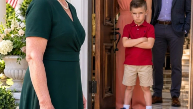 Je suis arrivée pour visiter le manoir que je finançais pour mon fils, mais mon petit-fils m’en a interdit l’entrée en me traitant de paysanne. Je suis partie en silence. Le lendemain matin, on m’a réclamé le paiement. J’ai répondu : « Demandez aux gens de l’élite. »