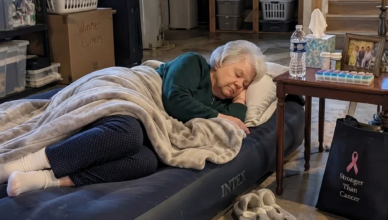 Mon mari a installé ma mère malade sur un matelas gonflable et m’a dit que c’était lui qui décidait dans cette maison. Ce que j’ai fait ensuite a tout changé.