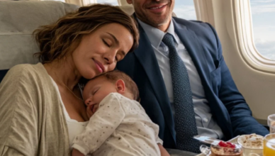 Une maman épuisée et son bébé s’endorment sur l’épaule d’un PDG en plein vol — ce qui se passe à son réveil la laisse sans voix