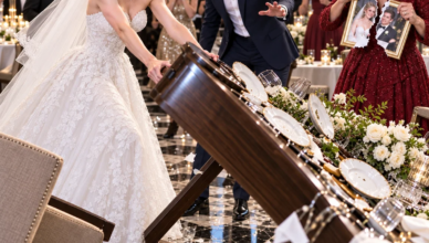 Le troisième jour de mon mariage avec un homme prétendument « riche », ma belle-mère a réuni toute sa famille pour m’imposer ses règles avant de déchirer ma photo de mariage. J’ai craqué et renversé la table. Mon mari est devenu livide : « Maman, tu sais qui elle est ? » Le troisième jour de mon mariage avec un homme prétendument « riche », ma belle-mère a réuni toute sa famille pour m’imposer ses règles avant de déchirer ma photo de mariage. J’ai craqué et renversé la table. Mon mari est devenu livide : « Maman, tu sais qui elle est ? »