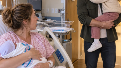 Mon mari a manqué la naissance de notre bébé… puis je l’ai vu entrer avec l’enfant d’une autre femme