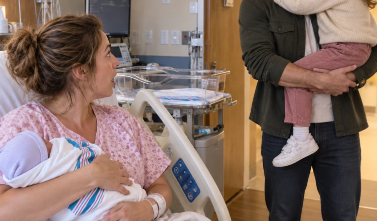 Mon mari a manqué la naissance de notre bébé… puis je l’ai vu entrer avec l’enfant d’une autre femme